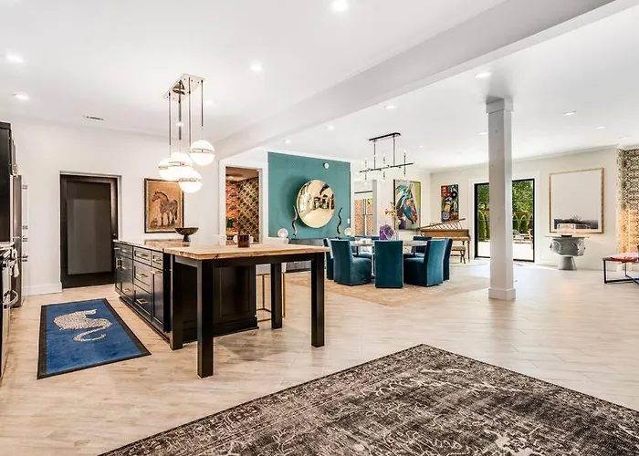 Luxury Mountain Mansion, 7Br, 8 King Beds, 10000Sf, Views, Pool, Sport Court, Gym, Sauna, Petting Zoo