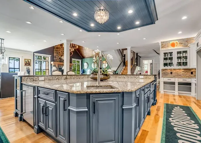 Luxury Mountain Mansion, 7Br, 8 King Beds, 10000Sf, Views, Pool, Sport Court, Gym, Sauna, Petting Zoo