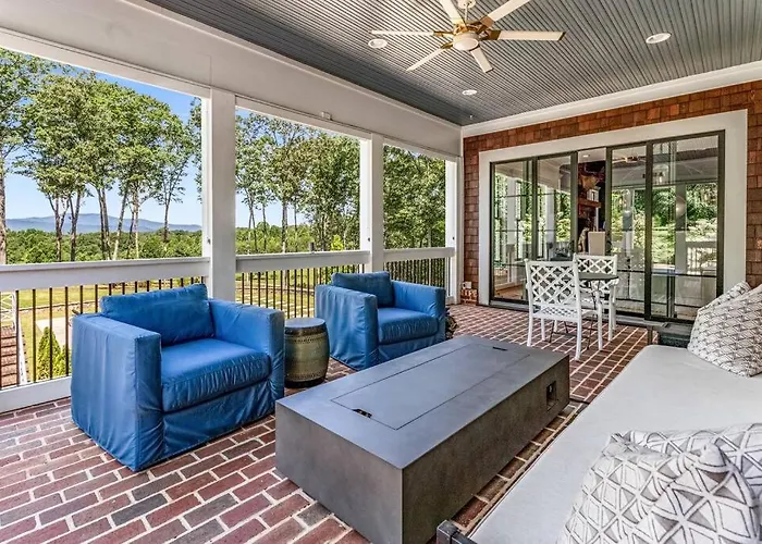 Luxury Mountain Mansion, 7Br, 8 King Beds, 10000Sf, Views, Pool, Sport Court, Gym, Sauna, Petting Zoo