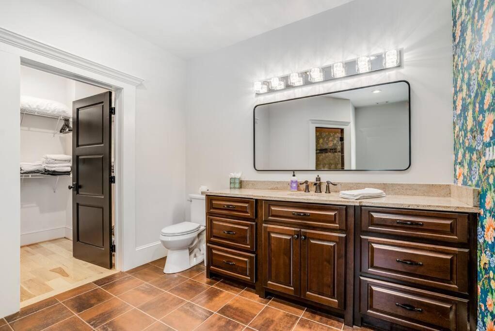 Luxury Mountain Mansion, 7br, 8 King Beds, 10000sf, Views, Pool, Sport Court, Gym, Sauna, Petting Zoo
