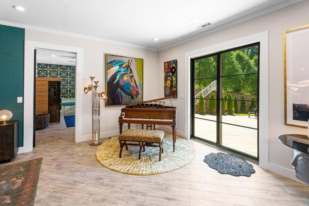 Luxury Mountain Mansion, 7br, 8 King Beds, 10000sf, Views, Pool, Sport Court, Gym, Sauna, Petting Zoo Holiday home