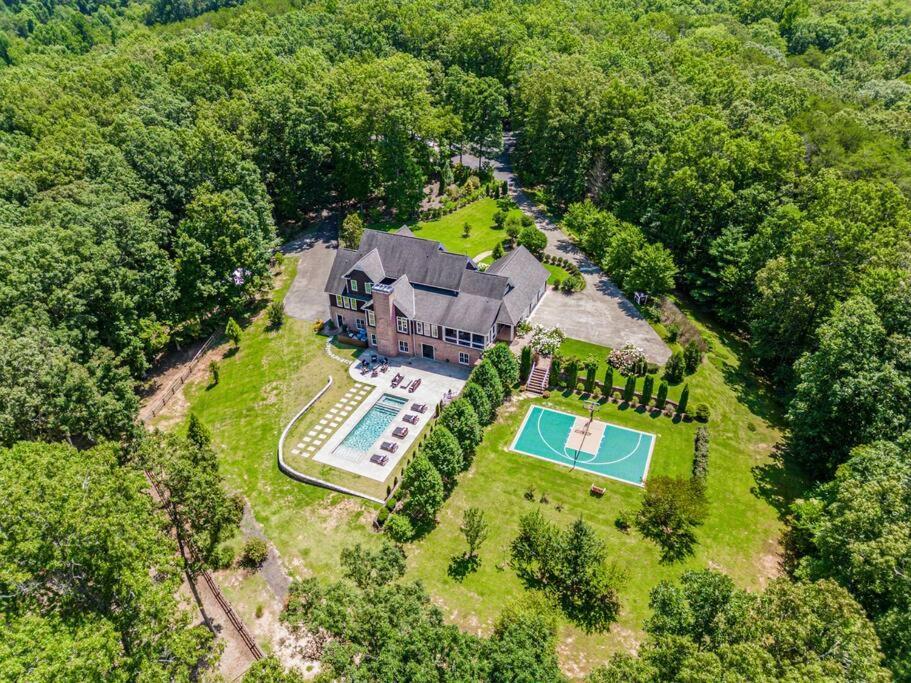 Luxury Mountain Mansion, 7br, 8 King Beds, 10000sf, Views, Pool, Sport Court, Gym, Sauna, Petting Zoo