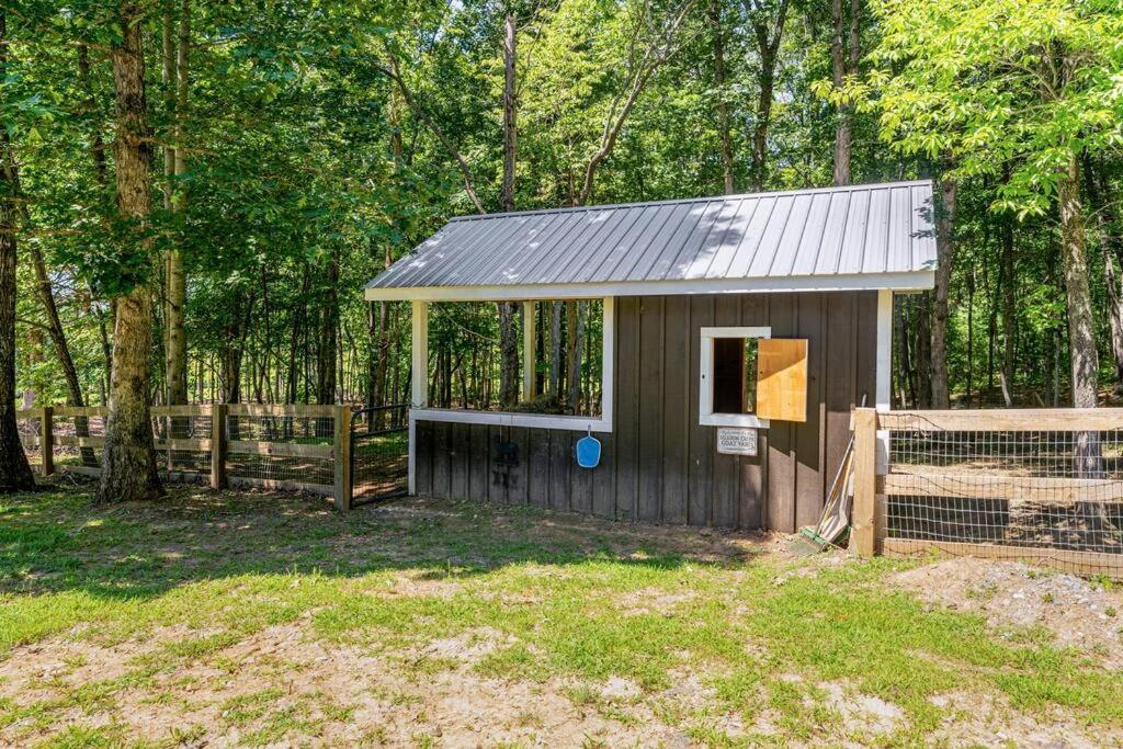 Holiday home Luxury Mountain Mansion, 7br, 8 King Beds, 10000sf, Views, Pool, Sport Court, Gym, Sauna, Petting Zoo *