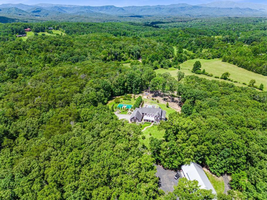 Holiday home Luxury Mountain Mansion, 7br, 8 King Beds, 10000sf, Views, Pool, Sport Court, Gym, Sauna, Petting Zoo