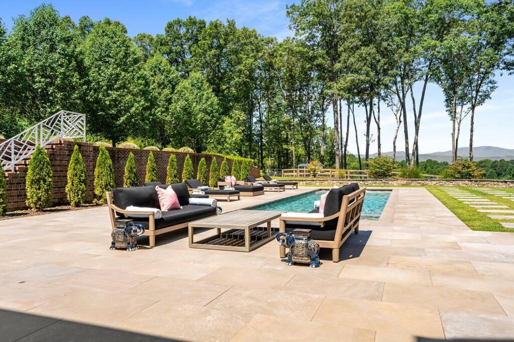 Luxury Mountain Mansion, 7br, 8 King Beds, 10000sf, Views, Pool, Sport Court, Gym, Sauna, Petting Zoo Blue Ridge