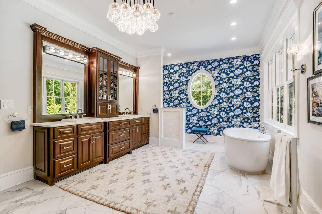 Luxury Mountain Mansion, 7br, 8 King Beds, 10000sf, Views, Pool, Sport Court, Gym, Sauna, Petting Zoo Holiday home