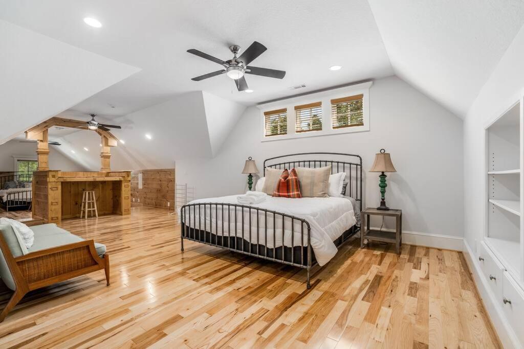 Luxury Mountain Mansion, 7br, 8 King Beds, 10000sf, Views, Pool, Sport Court, Gym, Sauna, Petting Zoo * Blue Ridge