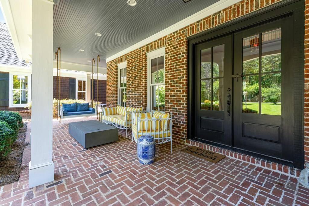 Holiday home Luxury Mountain Mansion, 7br, 8 King Beds, 10000sf, Views, Pool, Sport Court, Gym, Sauna, Petting Zoo