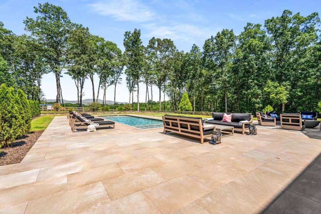Luxury Mountain Mansion, 7br, 8 King Beds, 10000sf, Views, Pool, Sport Court, Gym, Sauna, Petting Zoo Holiday home Blue Ridge