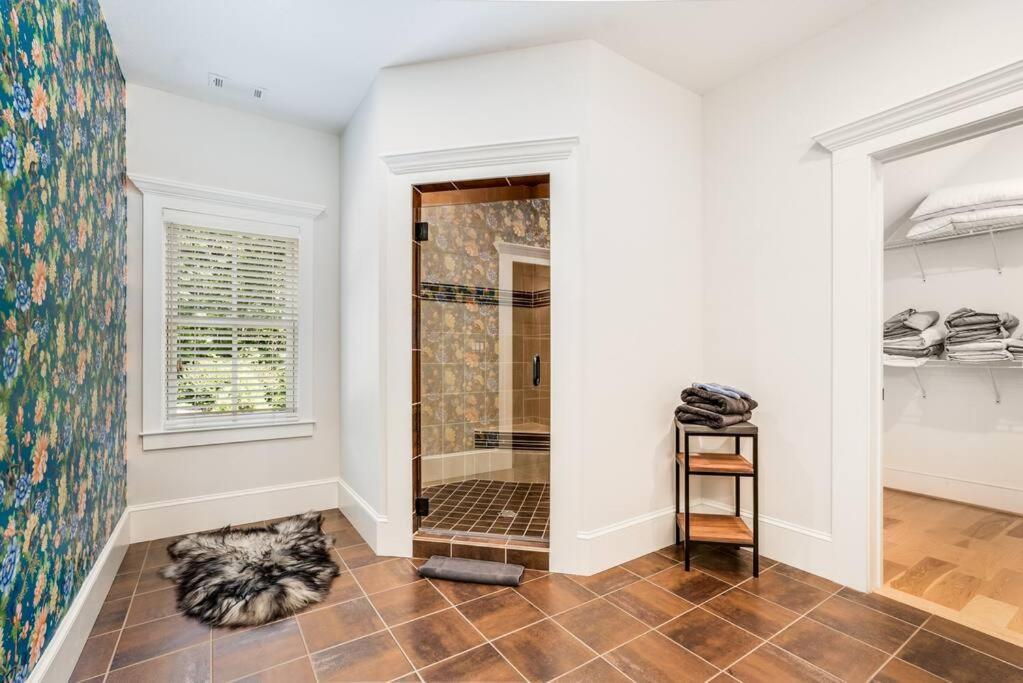 Luxury Mountain Mansion, 7br, 8 King Beds, 10000sf, Views, Pool, Sport Court, Gym, Sauna, Petting Zoo *