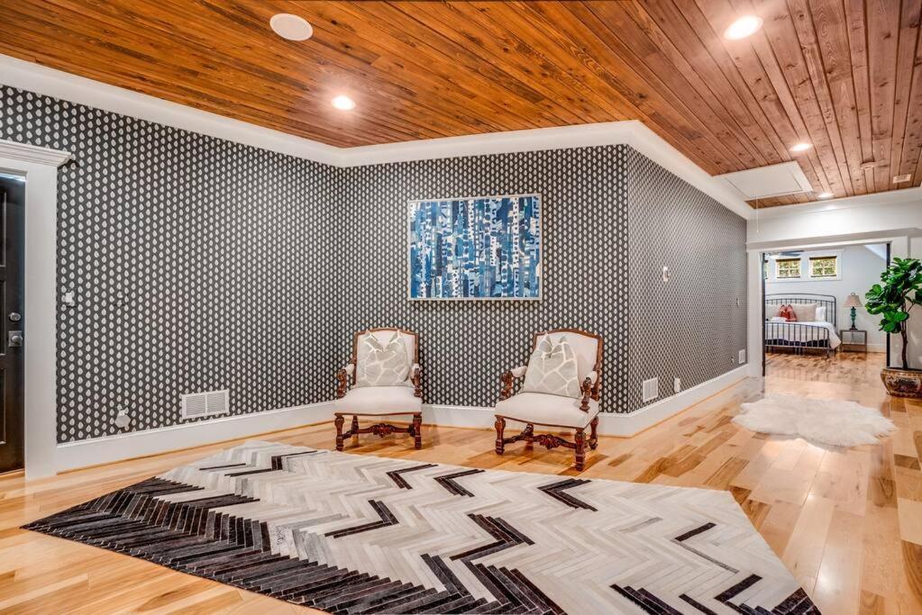 Luxury Mountain Mansion, 7br, 8 King Beds, 10000sf, Views, Pool, Sport Court, Gym, Sauna, Petting Zoo