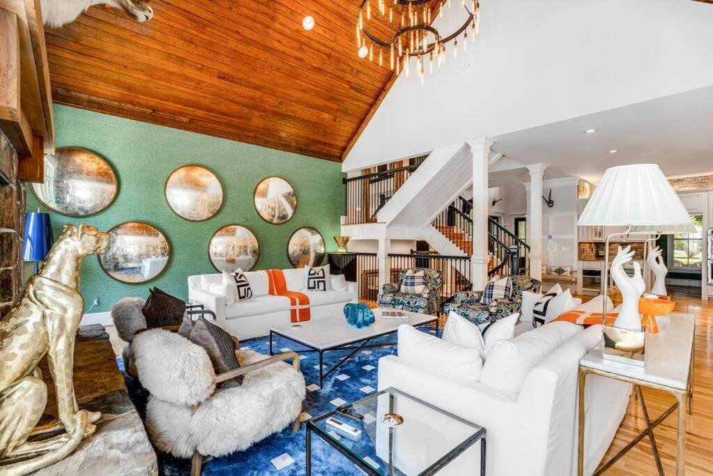 Luxury Mountain Mansion, 7br, 8 King Beds, 10000sf, Views, Pool, Sport Court, Gym, Sauna, Petting Zoo * Blue Ridge
