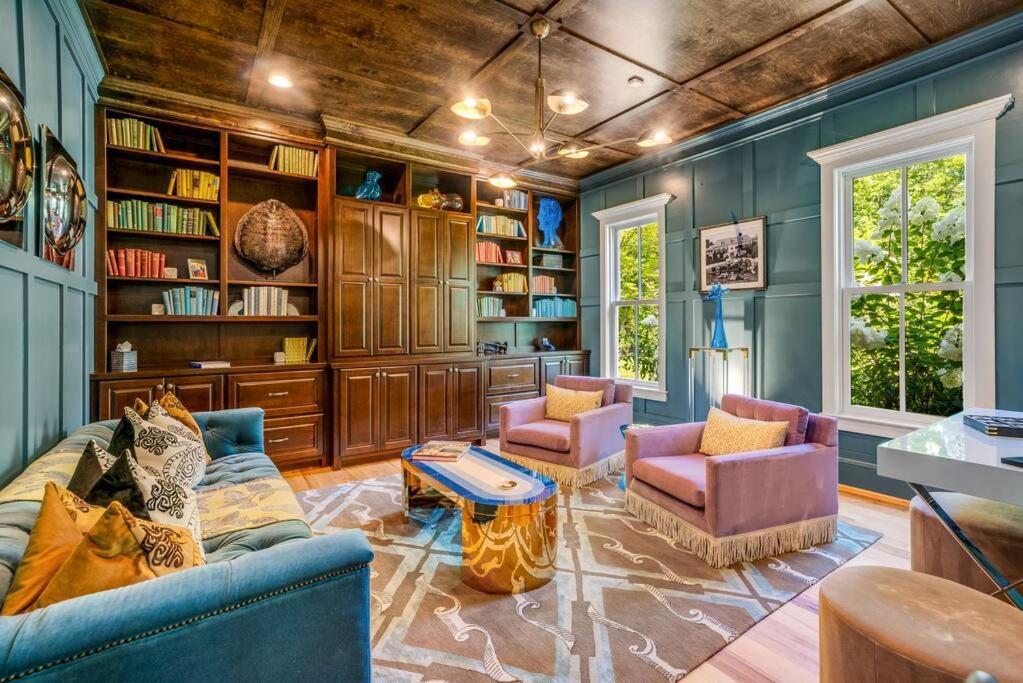 Holiday home Luxury Mountain Mansion, 7br, 8 King Beds, 10000sf, Views, Pool, Sport Court, Gym, Sauna, Petting Zoo