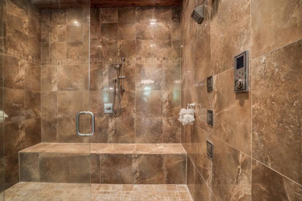 Luxury Mountain Mansion, 7br, 8 King Beds, 10000sf, Views, Pool, Sport Court, Gym, Sauna, Petting Zoo