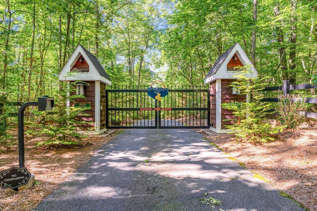 Holiday home Luxury Mountain Mansion, 7br, 8 King Beds, 10000sf, Views, Pool, Sport Court, Gym, Sauna, Petting Zoo *
