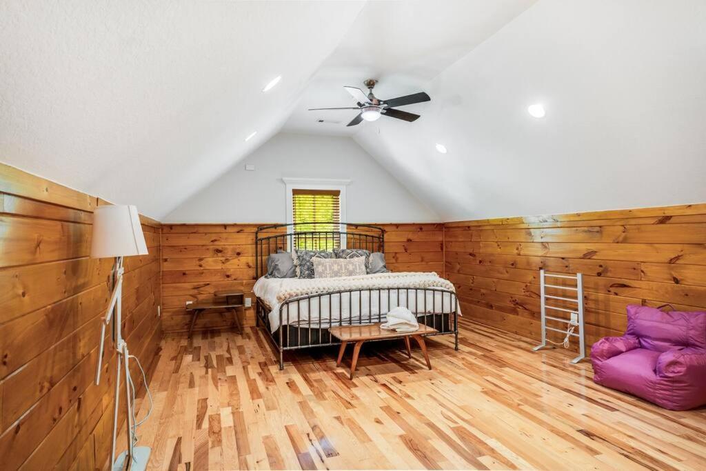 Luxury Mountain Mansion, 7br, 8 King Beds, 10000sf, Views, Pool, Sport Court, Gym, Sauna, Petting Zoo