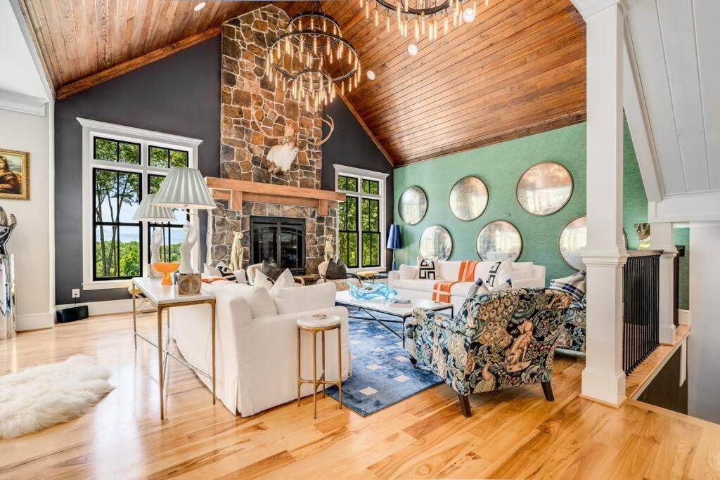 Luxury Mountain Mansion, 7br, 8 King Beds, 10000sf, Views, Pool, Sport Court, Gym, Sauna, Petting Zoo Holiday home