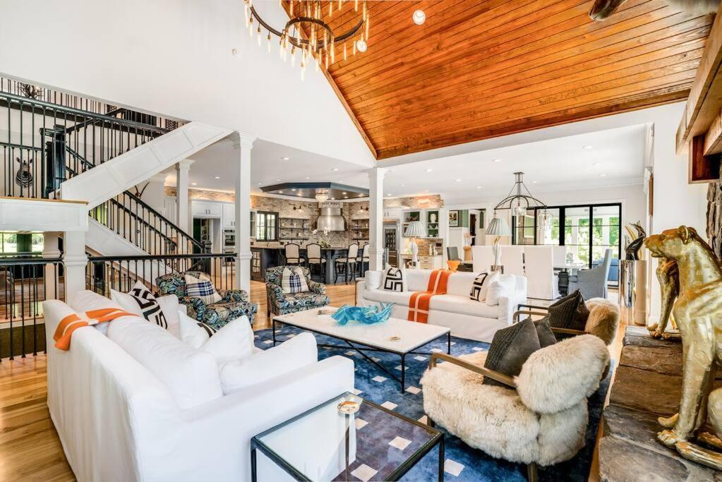 Luxury Mountain Mansion, 7br, 8 King Beds, 10000sf, Views, Pool, Sport Court, Gym, Sauna, Petting Zoo Holiday home Blue Ridge