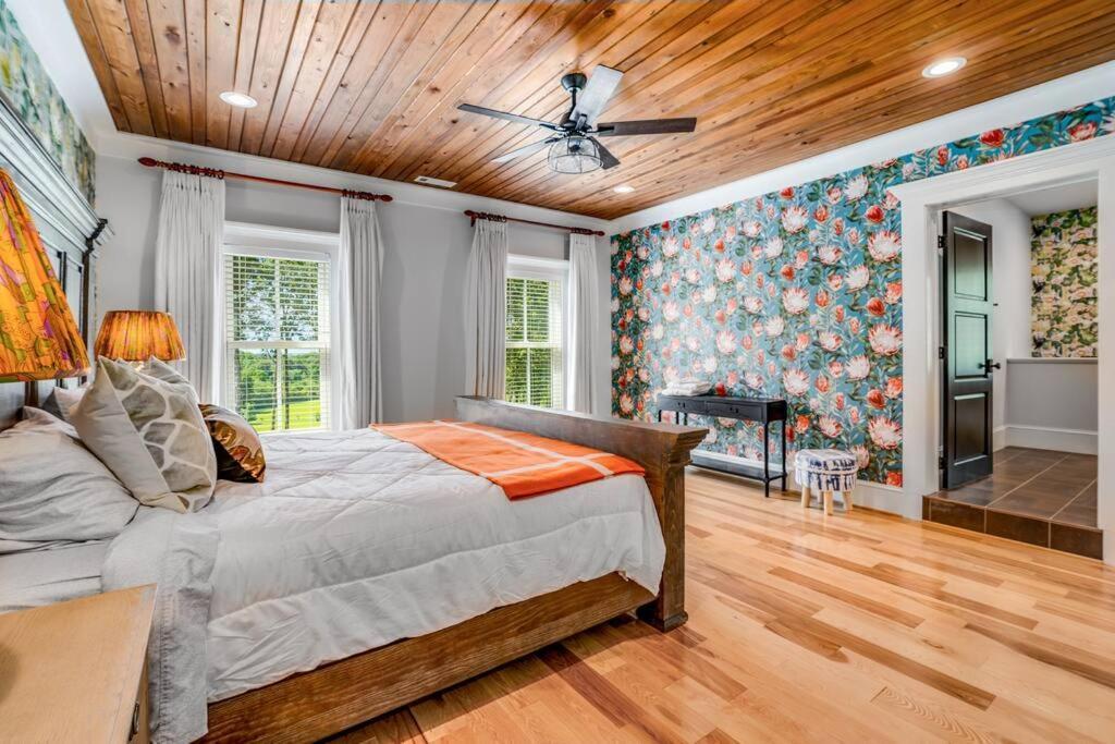 Luxury Mountain Mansion, 7br, 8 King Beds, 10000sf, Views, Pool, Sport Court, Gym, Sauna, Petting Zoo