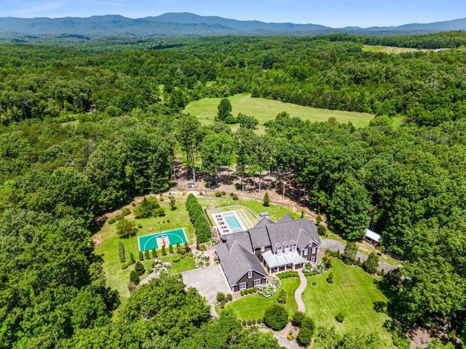 Luxury Mountain Mansion, 7br, 8 King Beds, 10000sf, Views, Pool, Sport Court, Gym, Sauna, Petting Zoo Holiday home