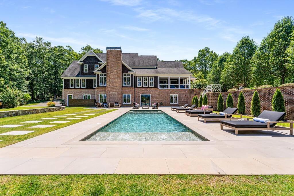Holiday home Luxury Mountain Mansion, 7br, 8 King Beds, 10000sf, Views, Pool, Sport Court, Gym, Sauna, Petting Zoo Blue Ridge