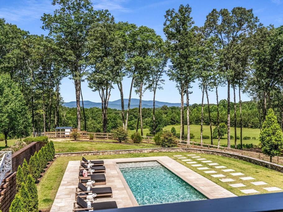 Holiday home Luxury Mountain Mansion, 7br, 8 King Beds, 10000sf, Views, Pool, Sport Court, Gym, Sauna, Petting Zoo
