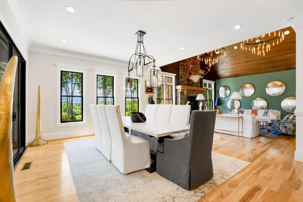 Holiday home Luxury Mountain Mansion, 7br, 8 King Beds, 10000sf, Views, Pool, Sport Court, Gym, Sauna, Petting Zoo