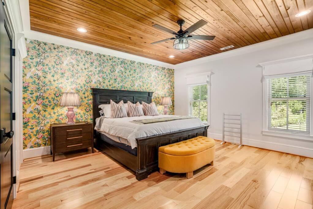 Luxury Mountain Mansion, 7br, 8 King Beds, 10000sf, Views, Pool, Sport Court, Gym, Sauna, Petting Zoo Holiday home Blue Ridge