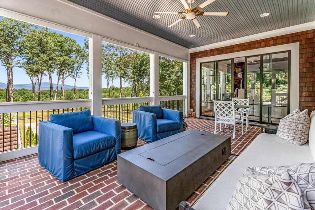 Holiday home Luxury Mountain Mansion, 7br, 8 King Beds, 10000sf, Views, Pool, Sport Court, Gym, Sauna, Petting Zoo