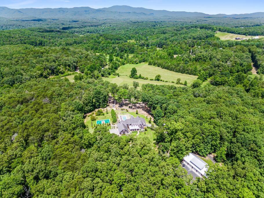 Luxury Mountain Mansion, 7br, 8 King Beds, 10000sf, Views, Pool, Sport Court, Gym, Sauna, Petting Zoo *