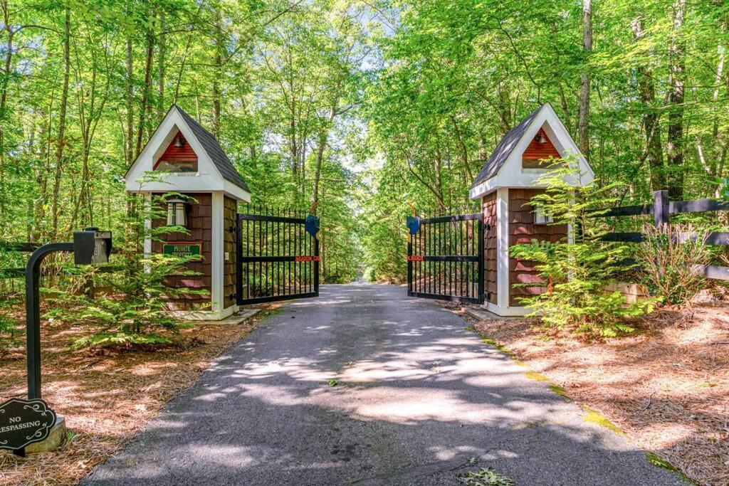 Luxury Mountain Mansion, 7br, 8 King Beds, 10000sf, Views, Pool, Sport Court, Gym, Sauna, Petting Zoo Blue Ridge