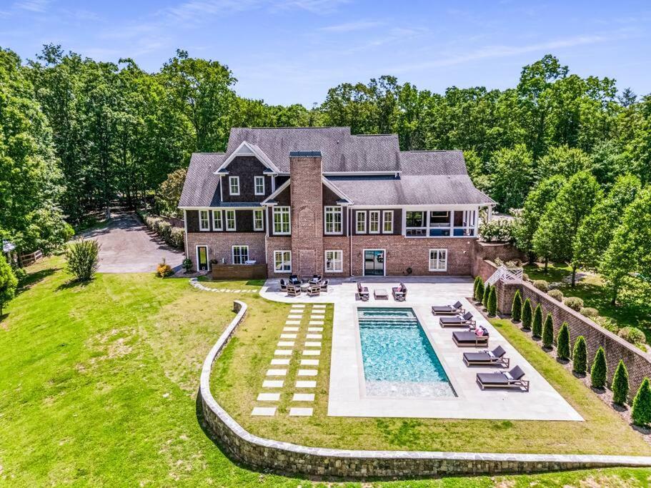 Holiday home Luxury Mountain Mansion, 7br, 8 King Beds, 10000sf, Views, Pool, Sport Court, Gym, Sauna, Petting Zoo