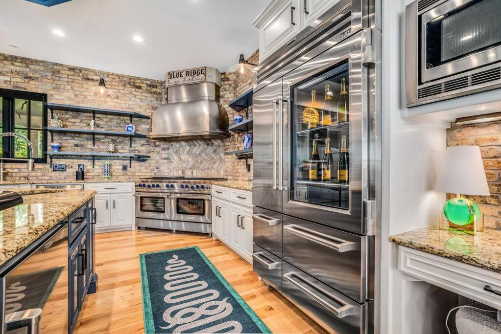 Luxury Mountain Mansion, 7br, 8 King Beds, 10000sf, Views, Pool, Sport Court, Gym, Sauna, Petting Zoo