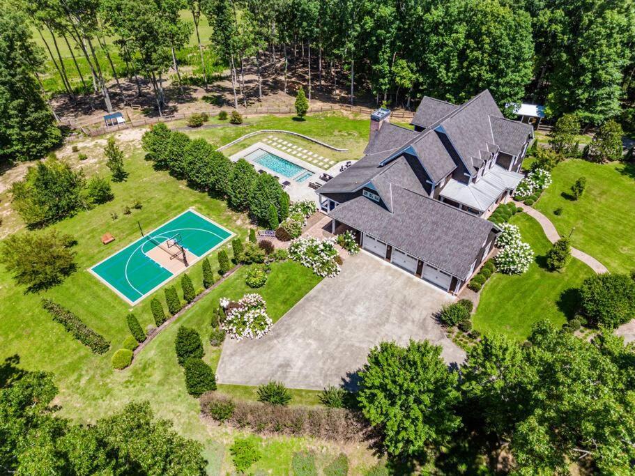 Luxury Mountain Mansion, 7br, 8 King Beds, 10000sf, Views, Pool, Sport Court, Gym, Sauna, Petting Zoo Holiday home