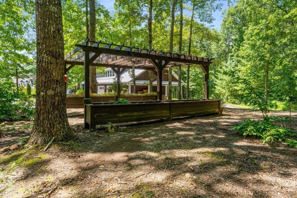 Holiday home Luxury Mountain Mansion, 7br, 8 King Beds, 10000sf, Views, Pool, Sport Court, Gym, Sauna, Petting Zoo *
