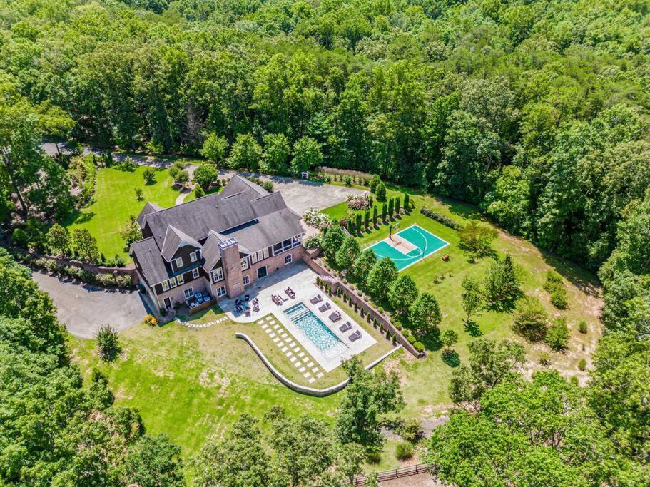 Holiday home Luxury Mountain Mansion, 7br, 8 King Beds, 10000sf, Views, Pool, Sport Court, Gym, Sauna, Petting Zoo